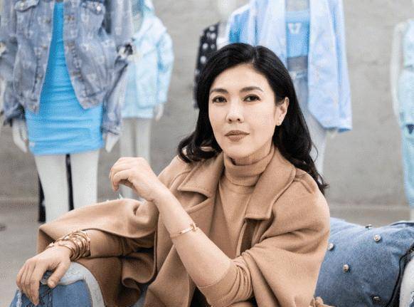 坐过潘石屹腿,合照删除洪晃,一天650元餐费不够的苏芒有多嚣张_芭比