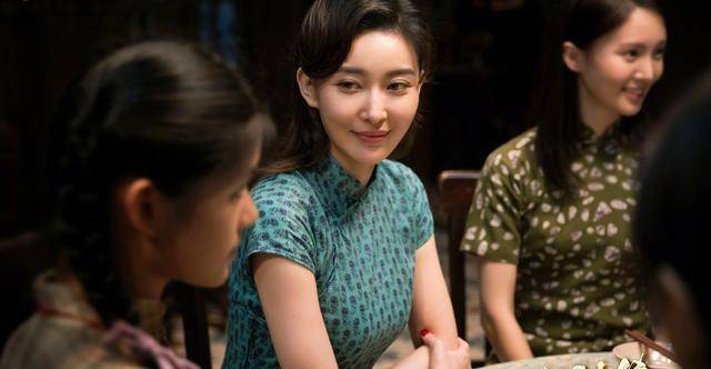 《安家》里被骂惨的宁馨,演起了李易峰"姐姐",旗袍装又美又飒_周知