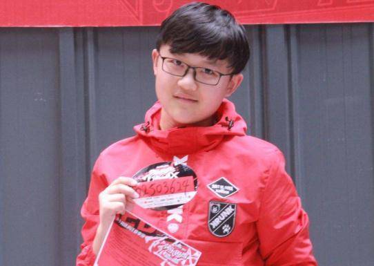 "东儿"贾云哲,因患病长不高打激素,如今23岁看着仍像10岁_马伊琍_儿子