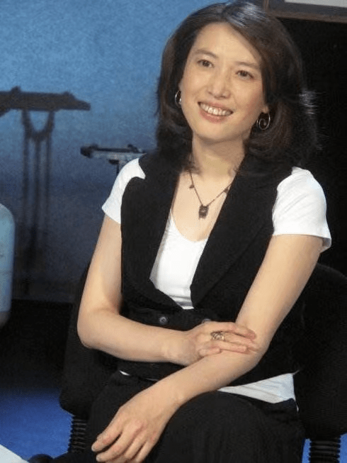 在《冷暖人生》完结后的第一年,陈晓楠又一次选择改变,告别凤凰卫视