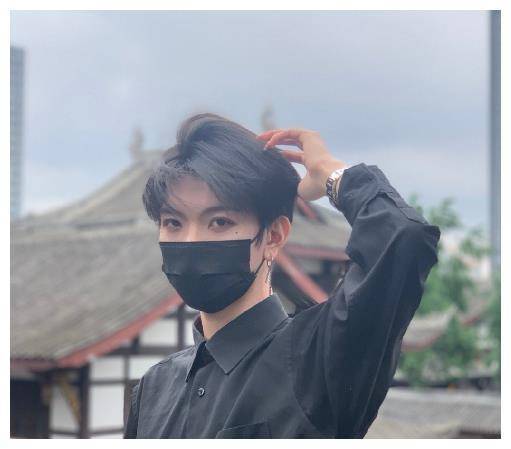 次惑小仙女又有新目标,与新男友吃饭被拍照!