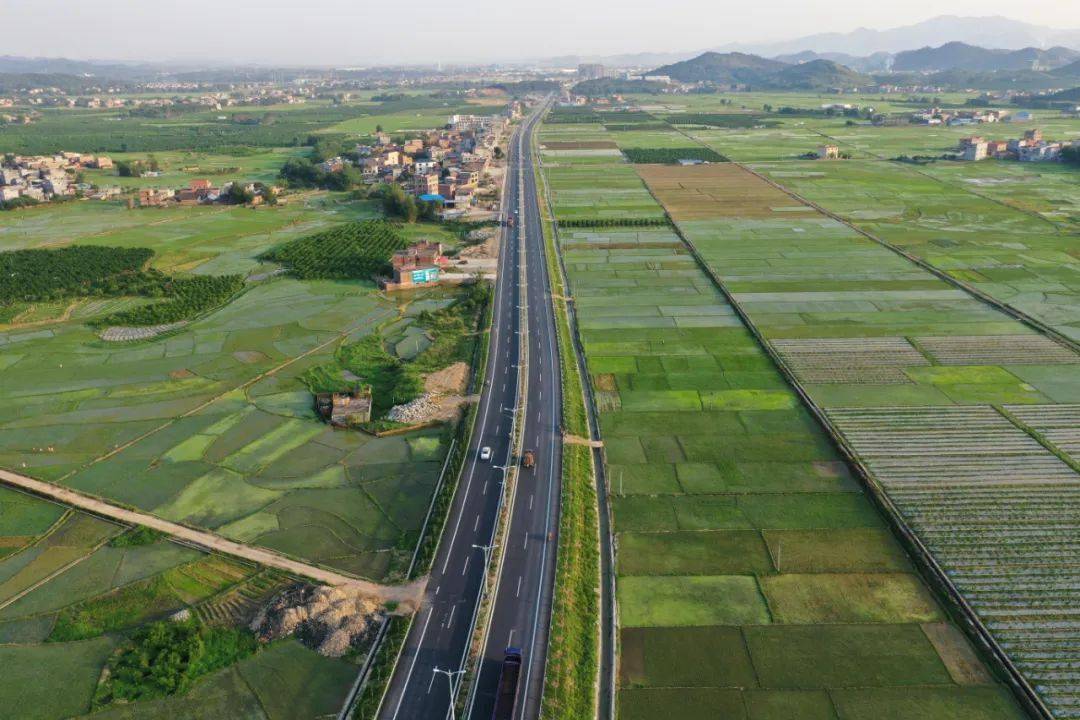 207国道信都至仁义段岁序常易,华章日新.