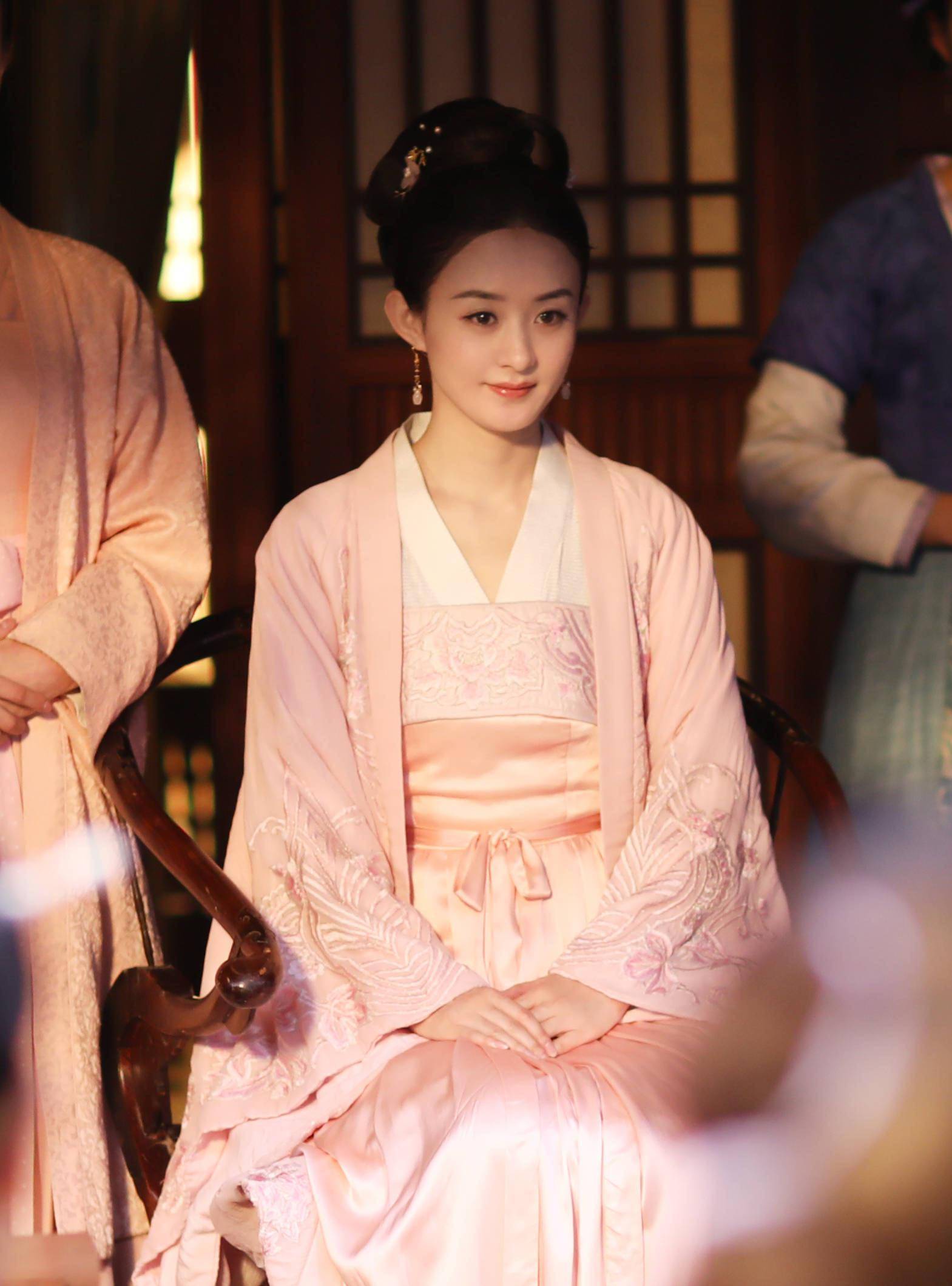 赵丽颖在娱乐圈的上位史可谓是辛酸,跑了多年的龙套,因为自己的圆脸