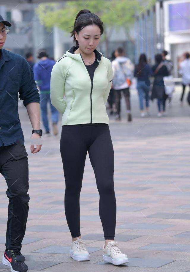 运动外套搭配九分瑜伽裤,显瘦又时髦_选择了_温度_裤管