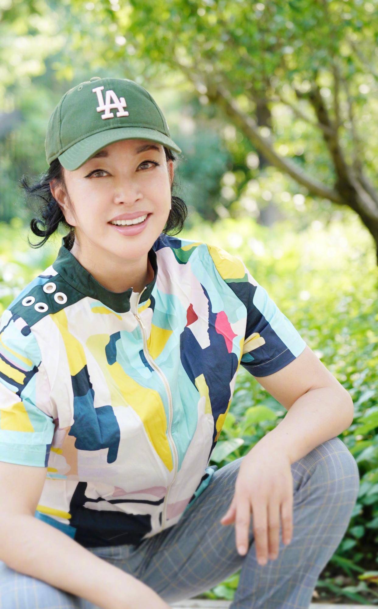 65岁刘晓庆穿豹纹包臀裙,狂秀马蜂腰,身后4000平豪宅超气派_时尚_女神