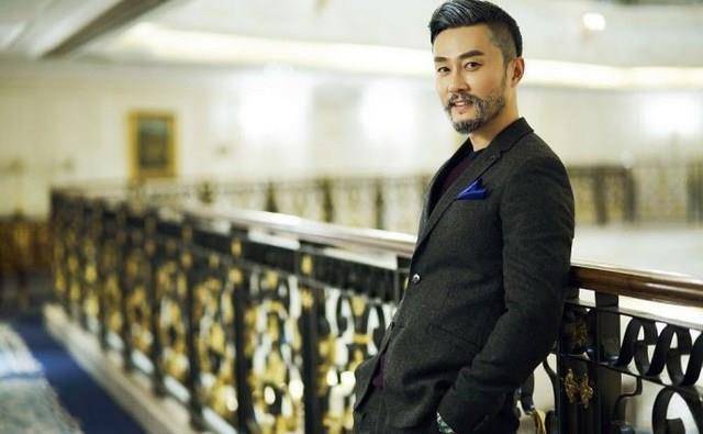 "千面男神"章贺近照,灰白胡子比吴秀波帅气,女生喜欢这样的?