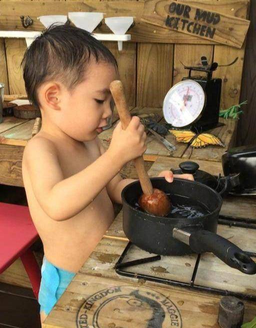 应采儿晒jasper光膀子做饭萌照,星二代里黄磊女儿应该最不会做饭_爸爸