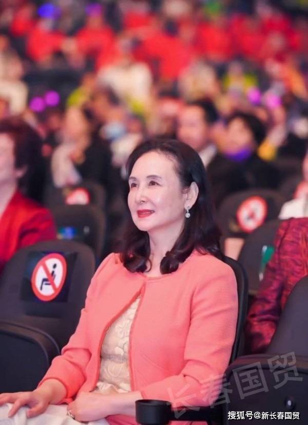 如今,已是公司董事长的邱佩宁已经很少公开露面了,64岁的她五官精致