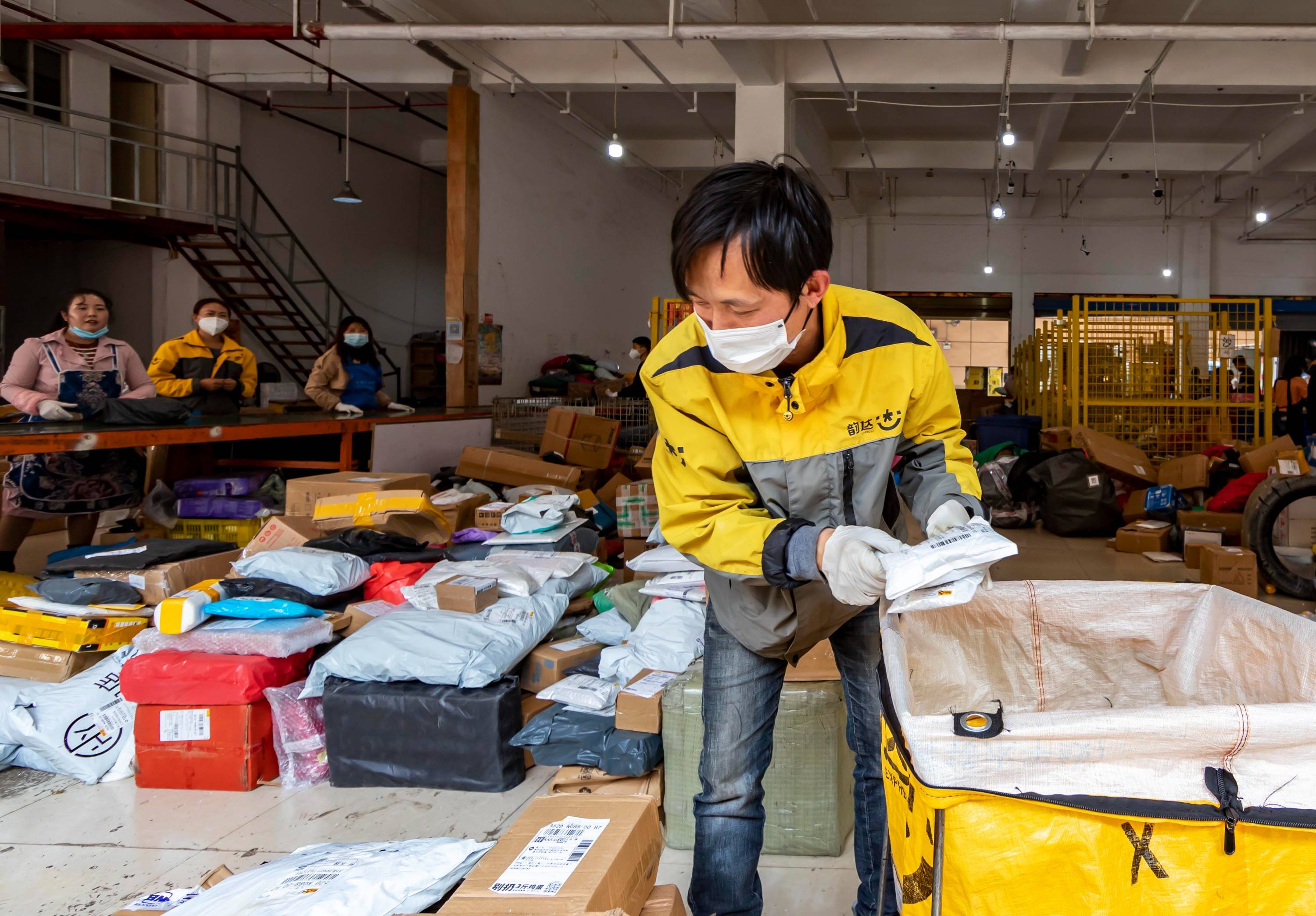 贵州黔西:物流快递迎高峰_包裹_进行_营业点