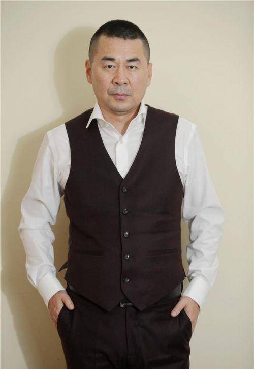 老戏骨陈建斌逛街无人认出!