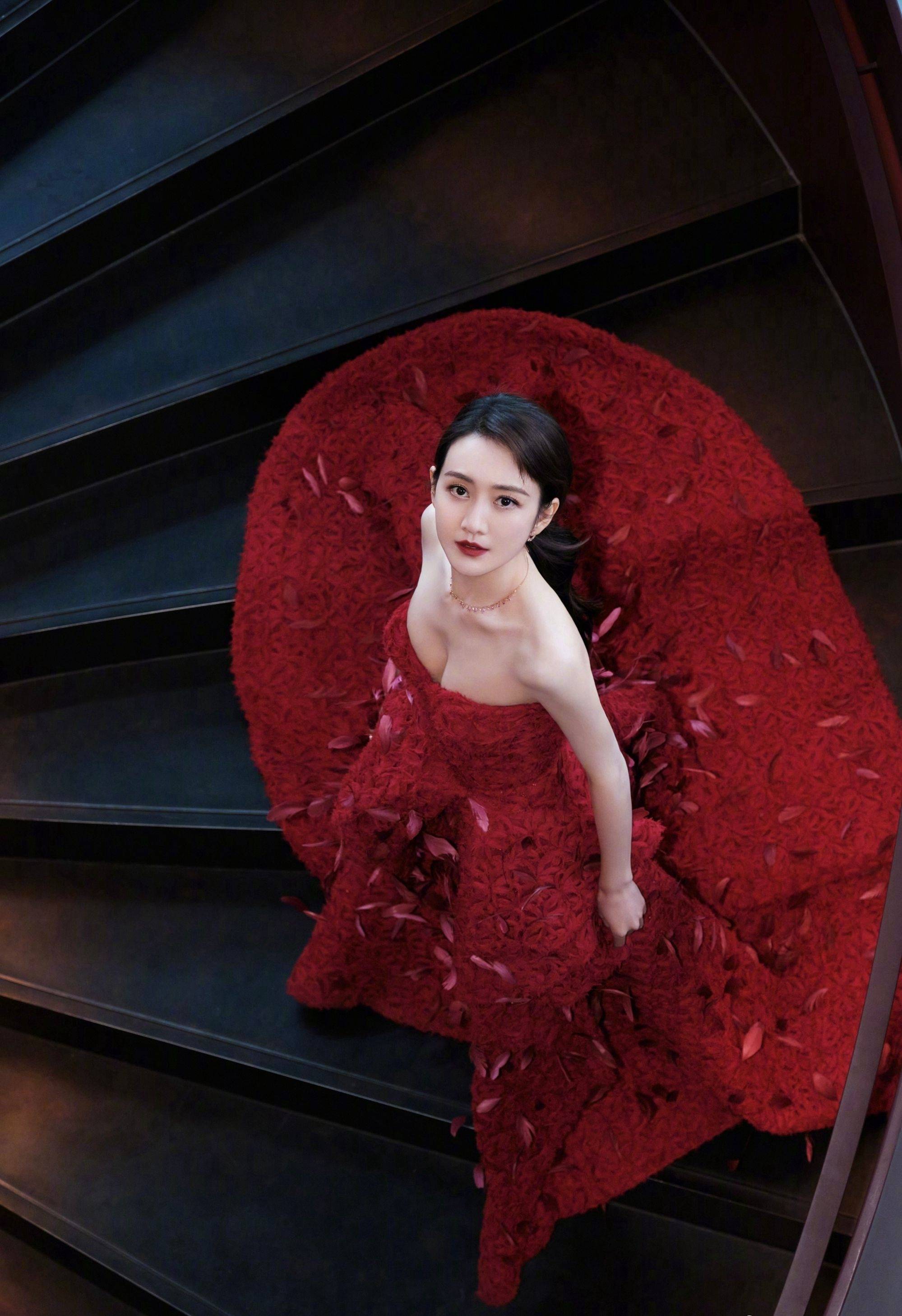 王鸥高开叉红裙大长腿性感写真