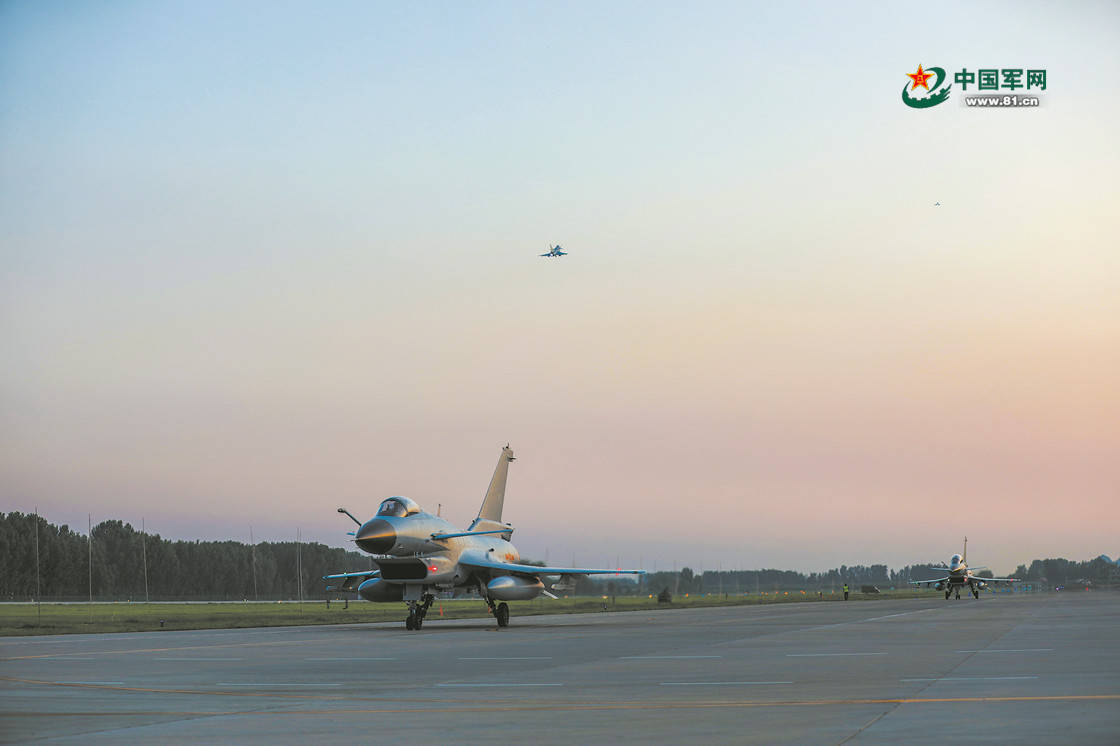 中部戰區空軍航空兵某旅遠程矯捷訓練 提升戎行全時全域作戰能力