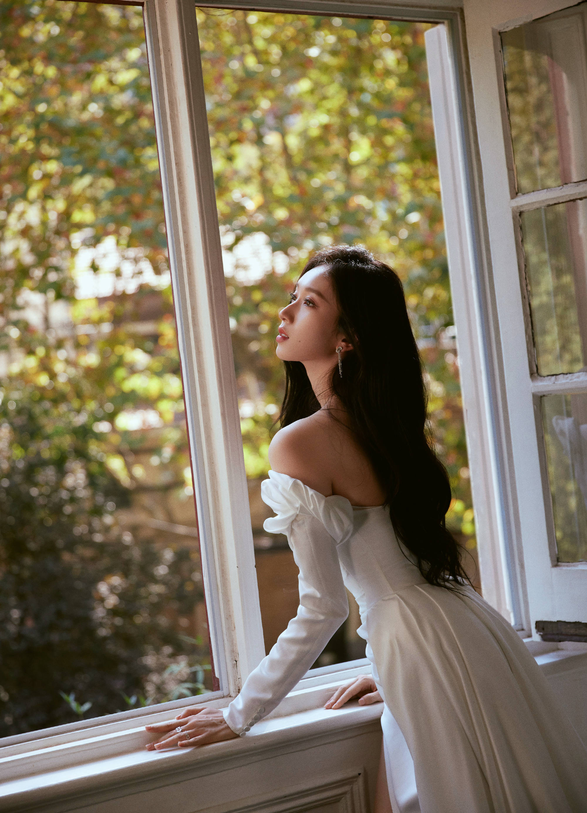 24岁青春女星刘令姿出席活动,穿低胸小v长裙,勾勒出