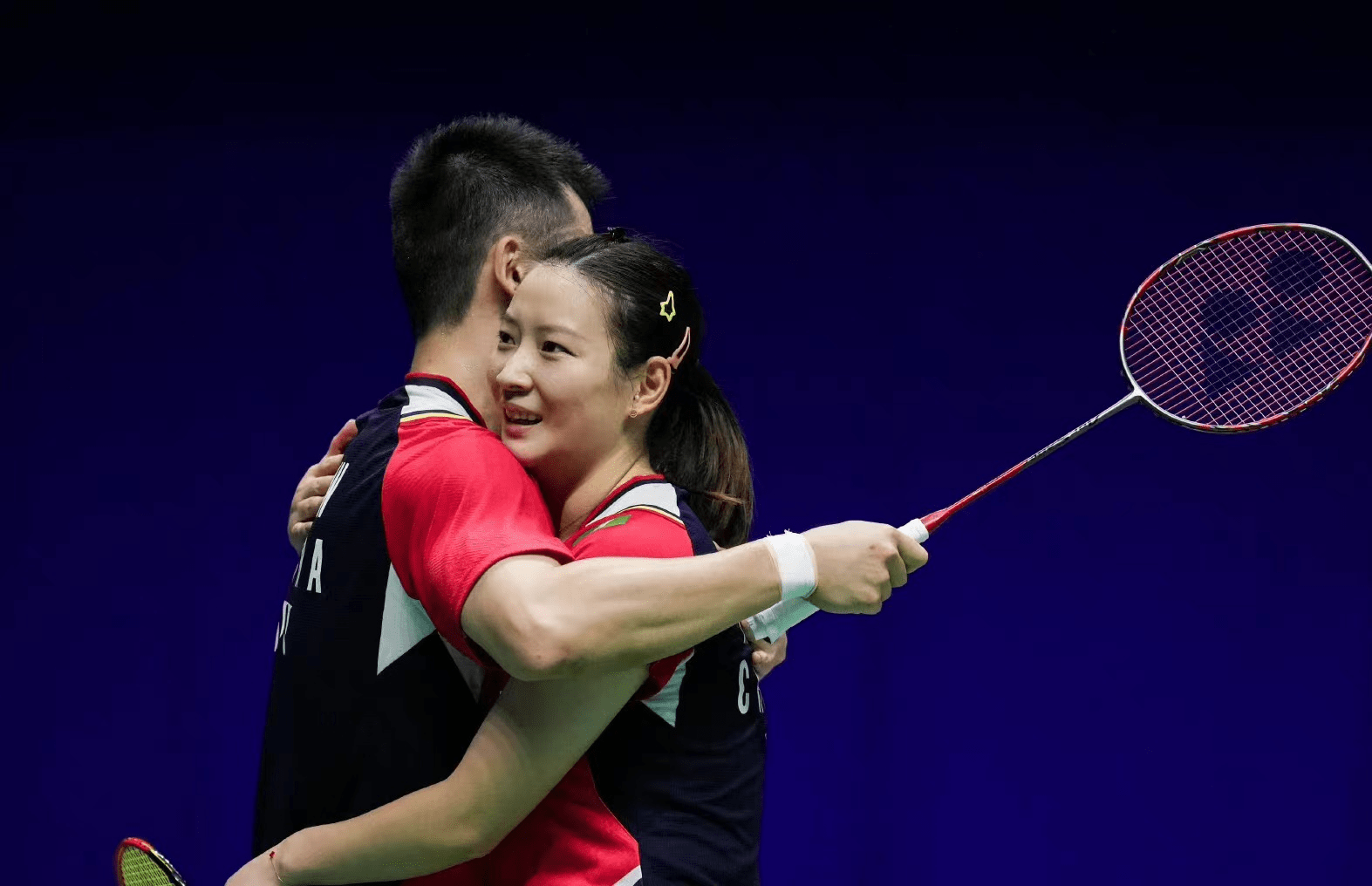 国羽世界冠军表白娇妻:倾情献唱,海边忘情热吻太浪漫_郑思维_视频