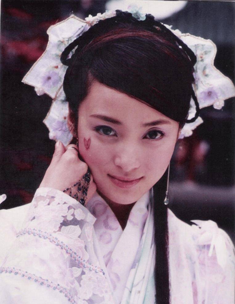 1998年,大学刚毕业的蒋勤勤被琼瑶一眼相中,与焦恩俊,朱茵合作出演了