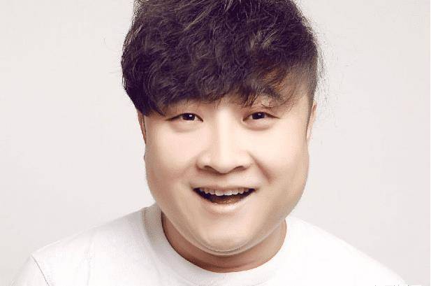 他是个有才气的男演员,虽然长相并不出众,但妻子却非常漂亮_孩子_的