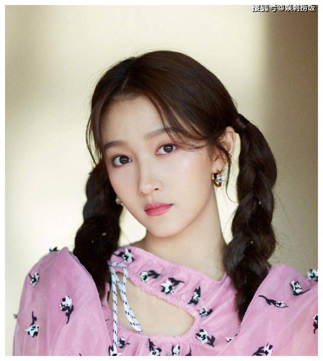 关晓彤虽然年龄不小,但也经历了很多是非.