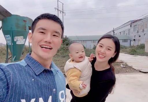 谢孟伟回老家,3岁儿子骑三轮车显淘气,娇妻打扮朴素"入乡随俗"_老婆