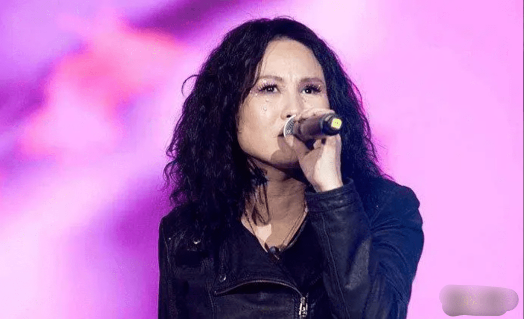 47岁罗琦直播哽咽落泪,素颜现身模样大变,家具破旧凌乱生活拮据