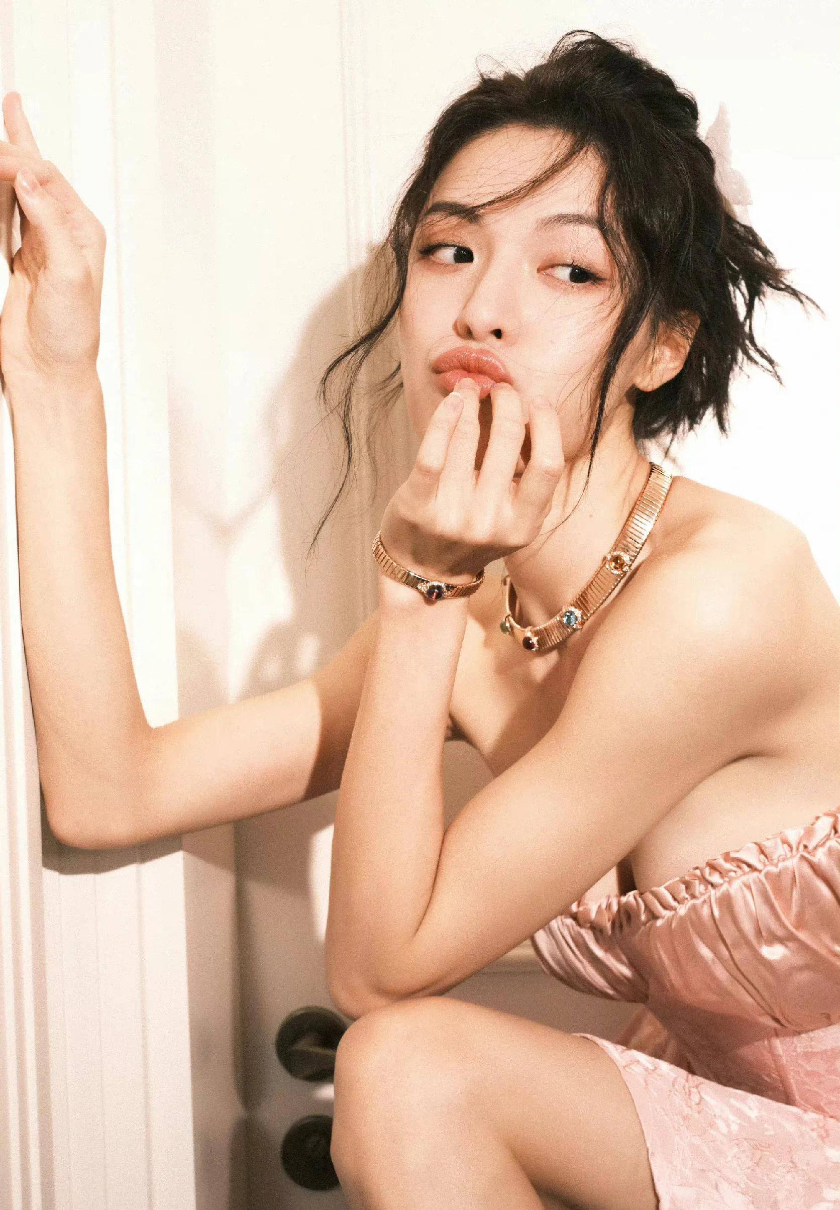 钟楚曦晒美照 穿粉色抹胸短裙床上拍照秀长腿,甜美清新又性感妩媚