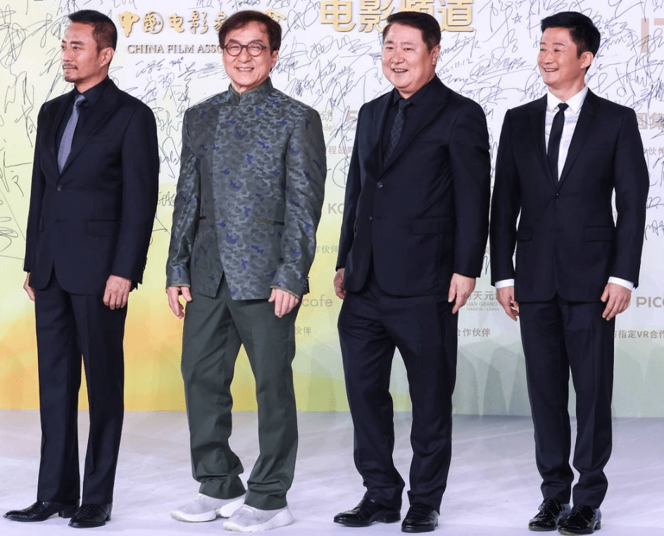 68岁成龙参加颁奖典礼,坐姿端正没有跷二郎腿,懂礼仪获大家好评_明星