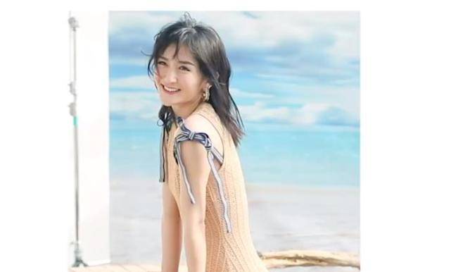 38岁谢娜海边拍杂志,穿修身裙线条优越-新媒在线