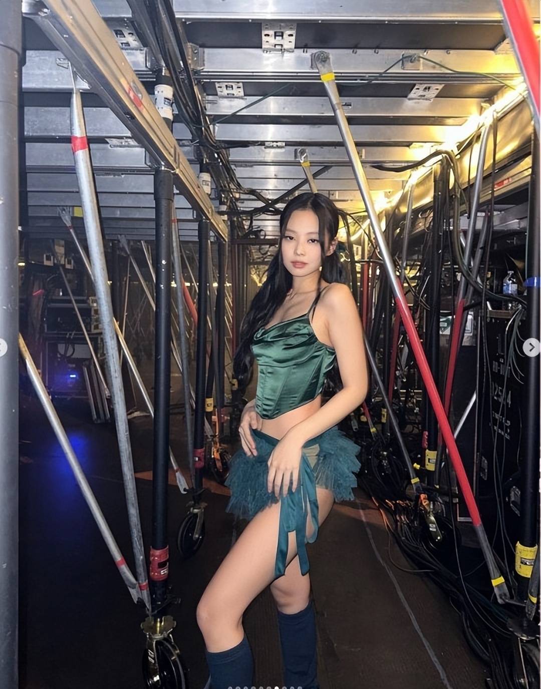 韩国女星金珍妮穿吊带绿色短裙！肤白貌美大长腿性感撩人