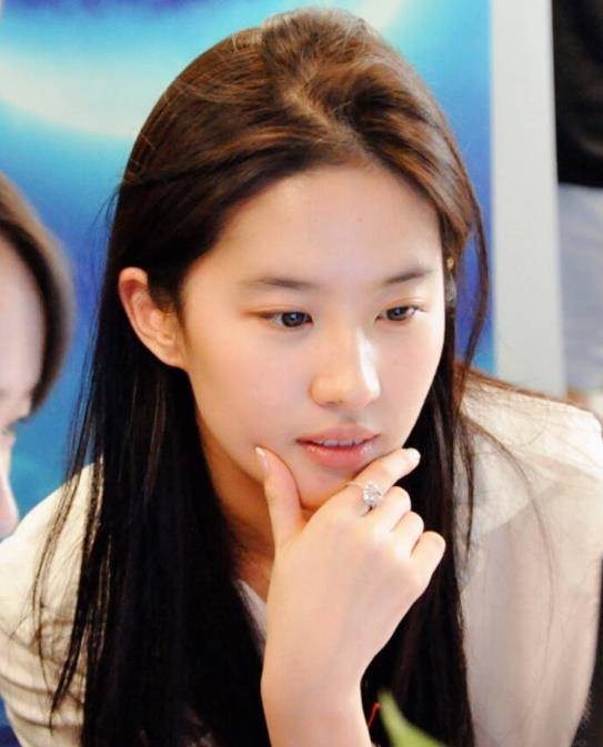 30多岁的刘亦菲,皮肤美得"像18"?