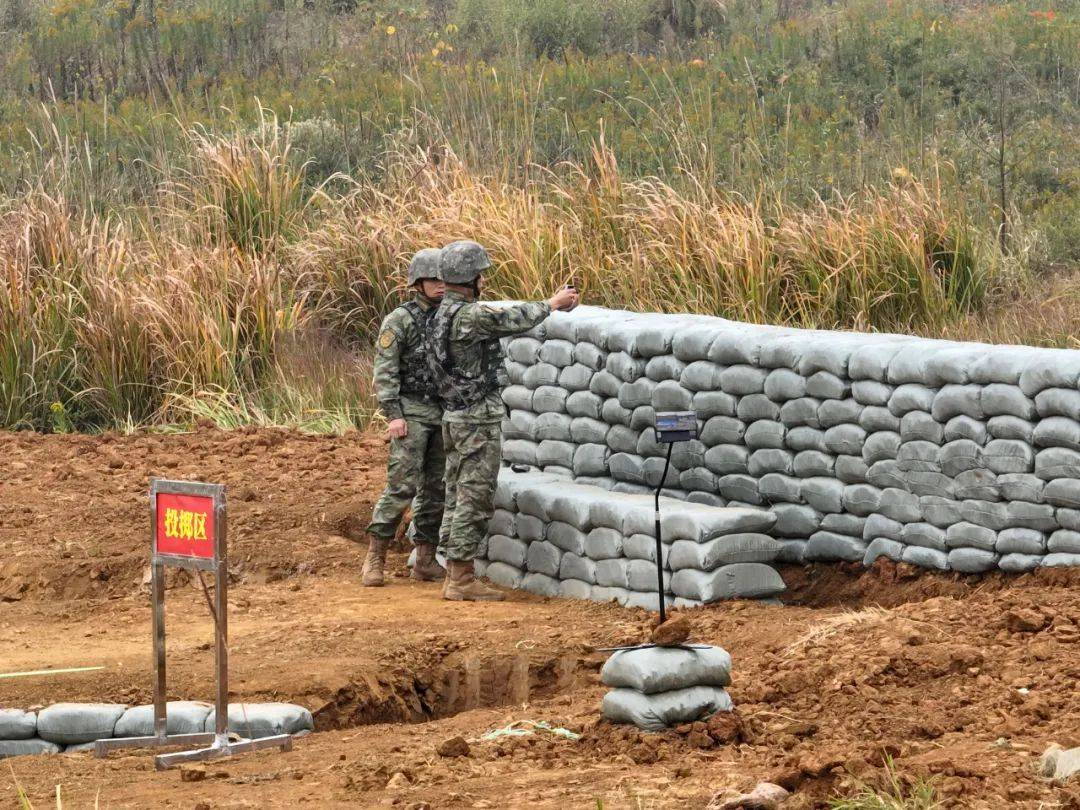 第72集团军某旅严密组织手榴弹实投训练_示范_实弹_动作