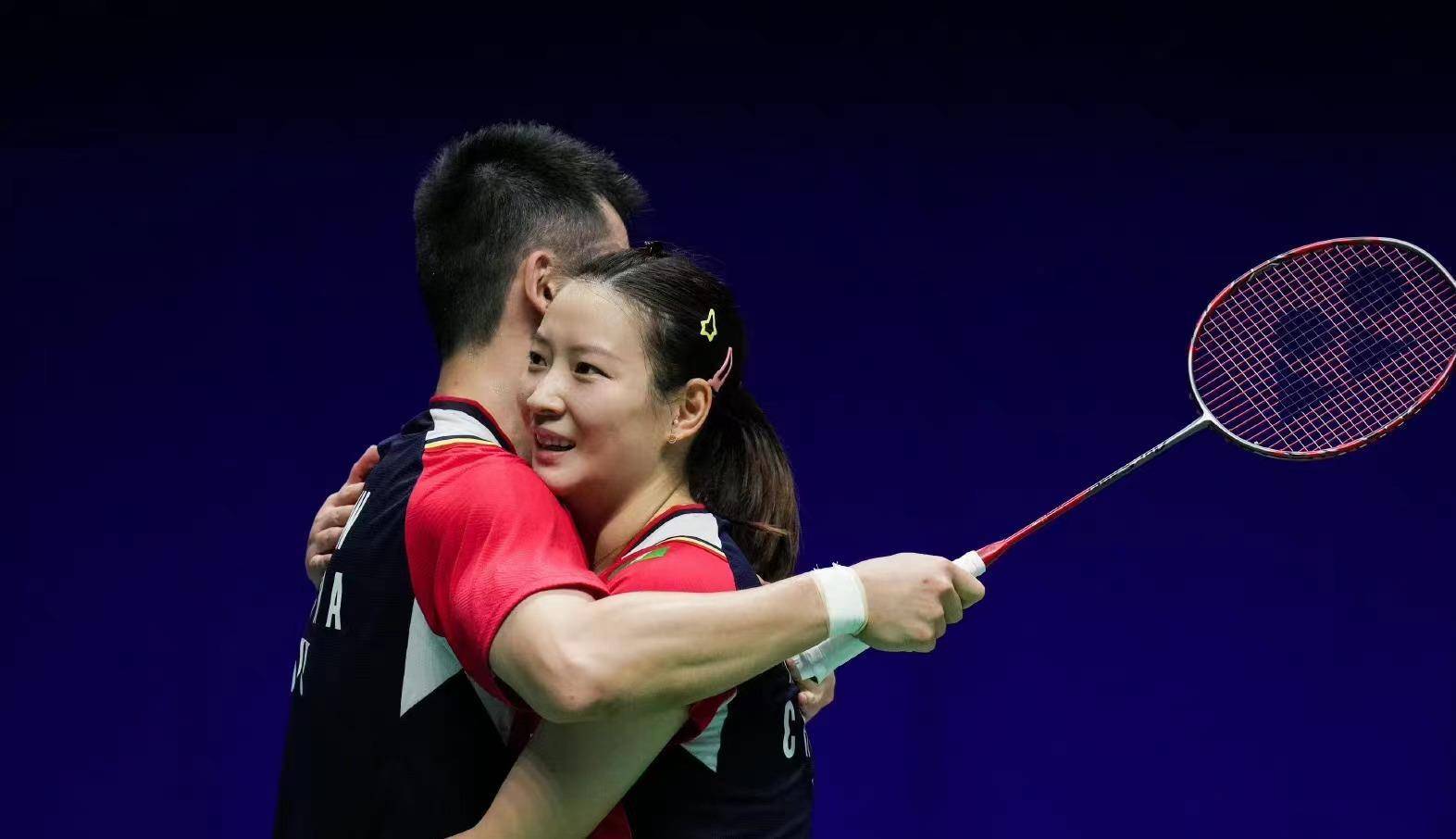 羽量级世界冠军向妻子表白:爱唱歌,海边接吻太浪漫了_郑思维_视频