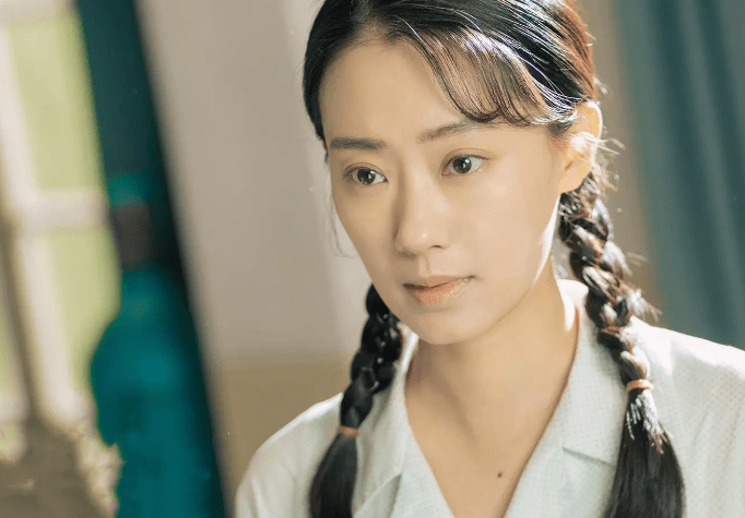 成名前的张小斐跟昔日同学袁姗姗录制《青春同学会》时,曾被老同学"