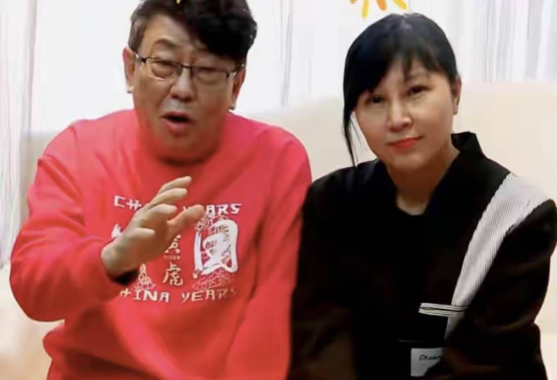 68岁楼南光自曝再婚,送花给妻子庆祝结婚两周年,女方为内地艺人_金霄