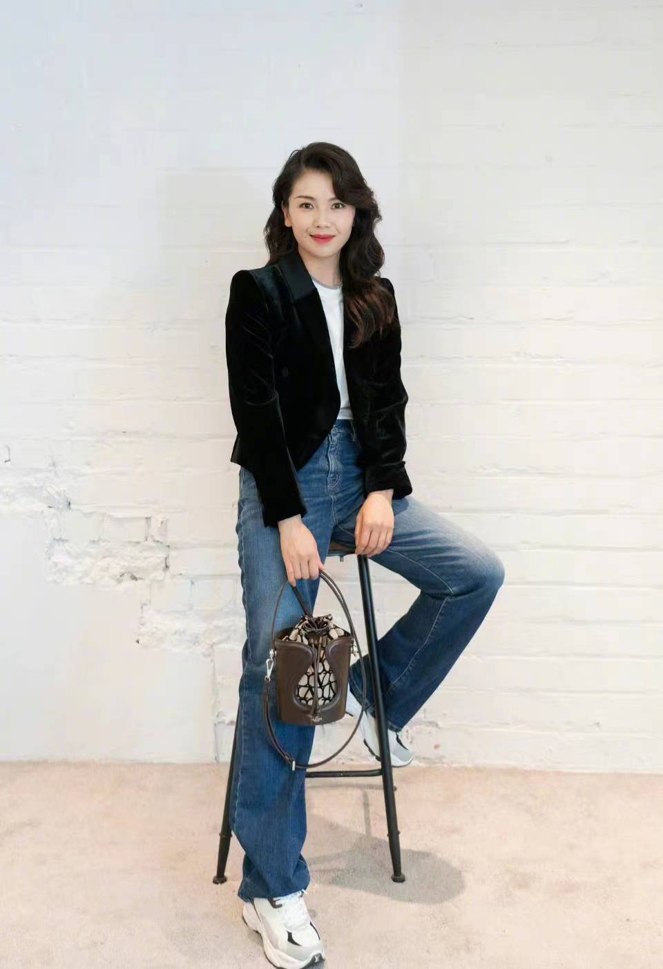 刘涛私服,穿黑色小西服配牛仔裤减龄时髦,很难相信她40 了_自然_效果