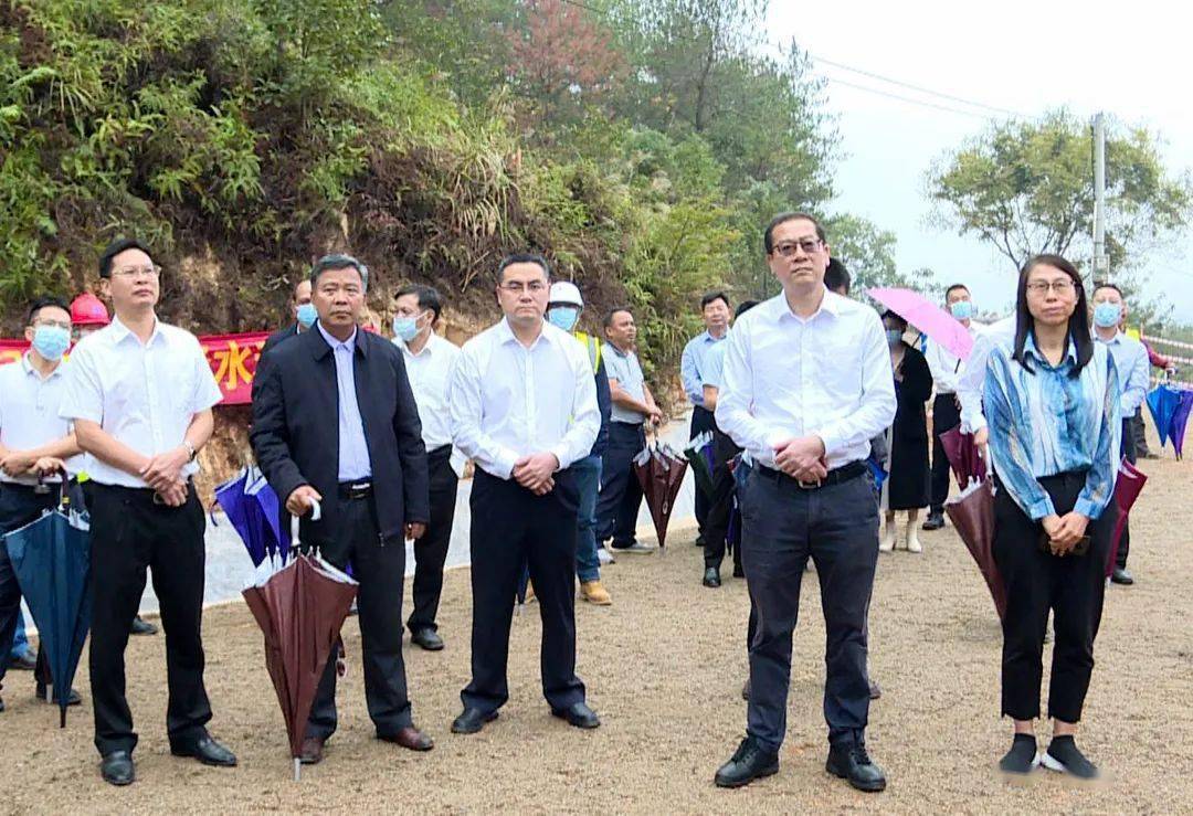 当天,吴青川一行还前往连平县高莞镇中平村察看高莞灌区一期项目建设