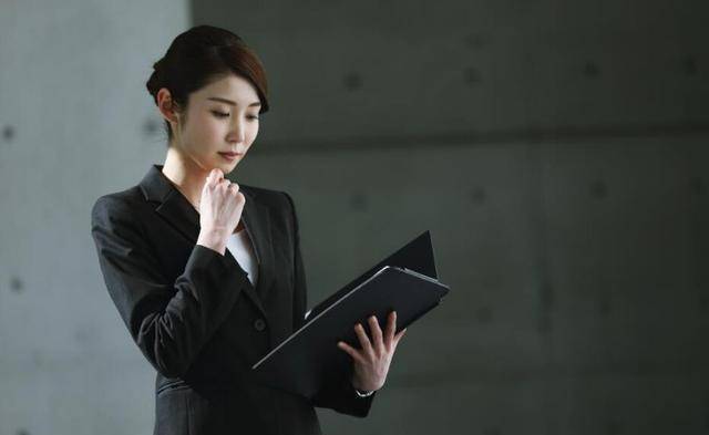 "金牌秘书"朱旭,年薪高达849万,年终奖1000万,45岁宛如少女_女强人