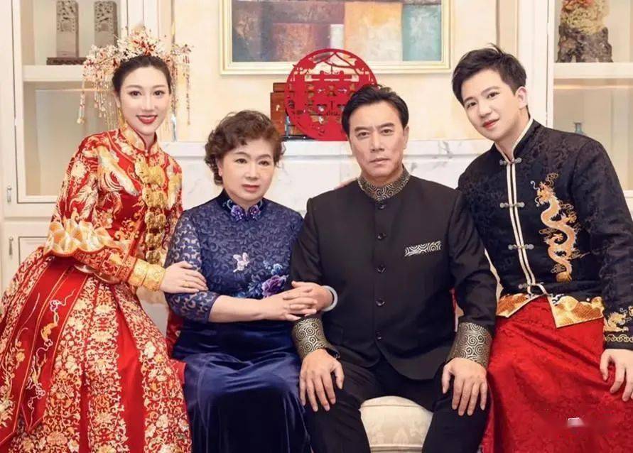 三代同堂太温馨,嫁豪门女儿穿吊带裙身材出众_张嘉芸_陈丽达_五官