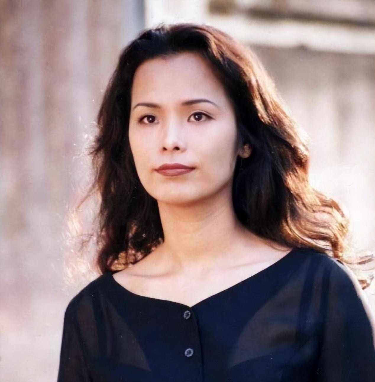 18年后再看韦唯的现状,才发现与瑞典老公离婚,是最正确的选择_魏薇薇