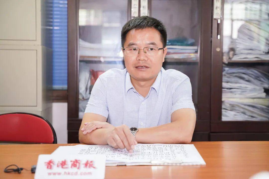 采风团采访定南县副县长黄运华2017年,定南县在全省率先实施油茶林