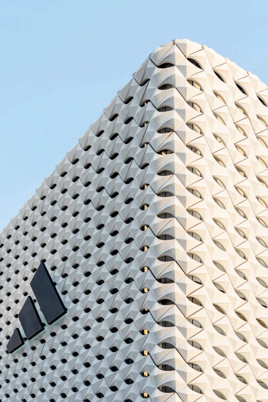 阿迪达斯深圳旗舰店 | 以人工智能外墙传达该品牌的科技价值_设计