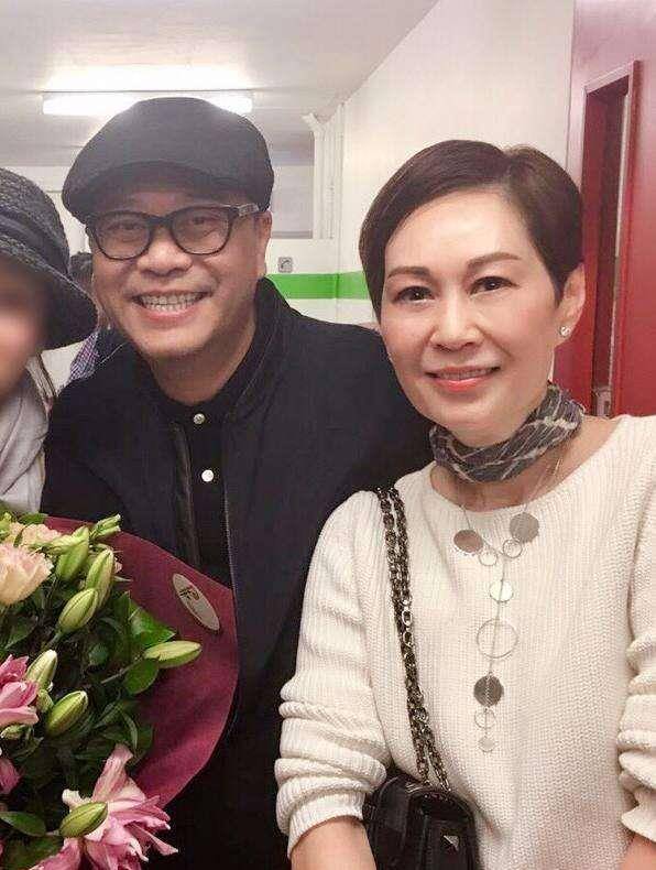 58岁欧阳震华与老婆现身,做足23年暖男,这一动作很有爱心_傅洁娴_时候