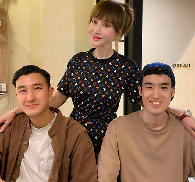 57岁薛芷伦罕晒家庭照,曾患癌致脸部变形,俩儿子太像前夫马清伟_孩子