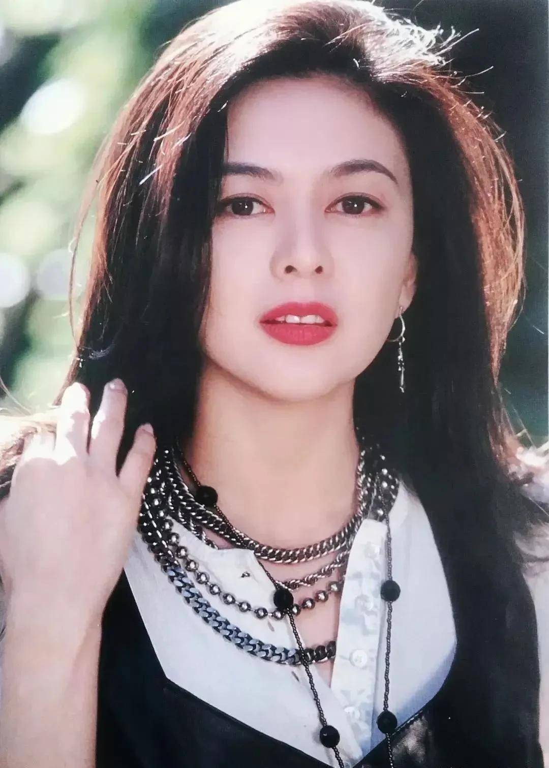 60岁的关之琳晒生日无修图照,鱼尾纹明显,女神也变成老奶奶了吗_男人