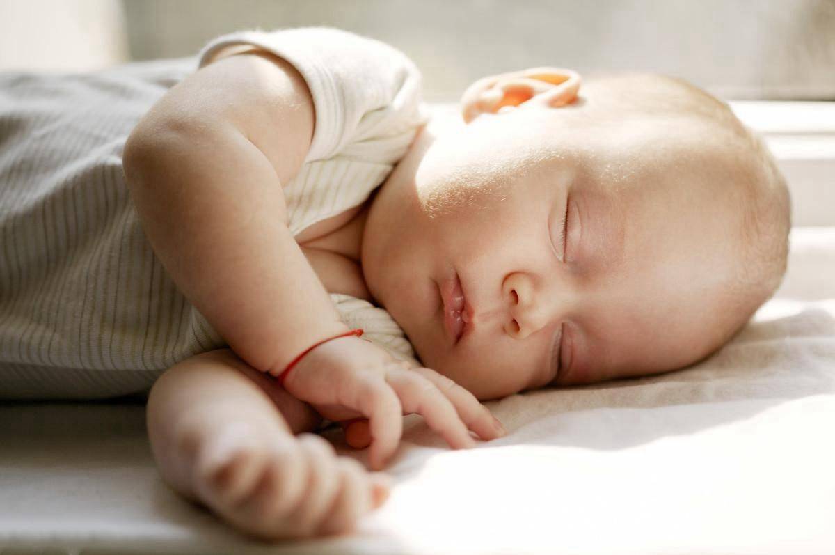 婴儿白天小睡短、入睡难、易惊醒,可能只是你忽略了一些细节问题