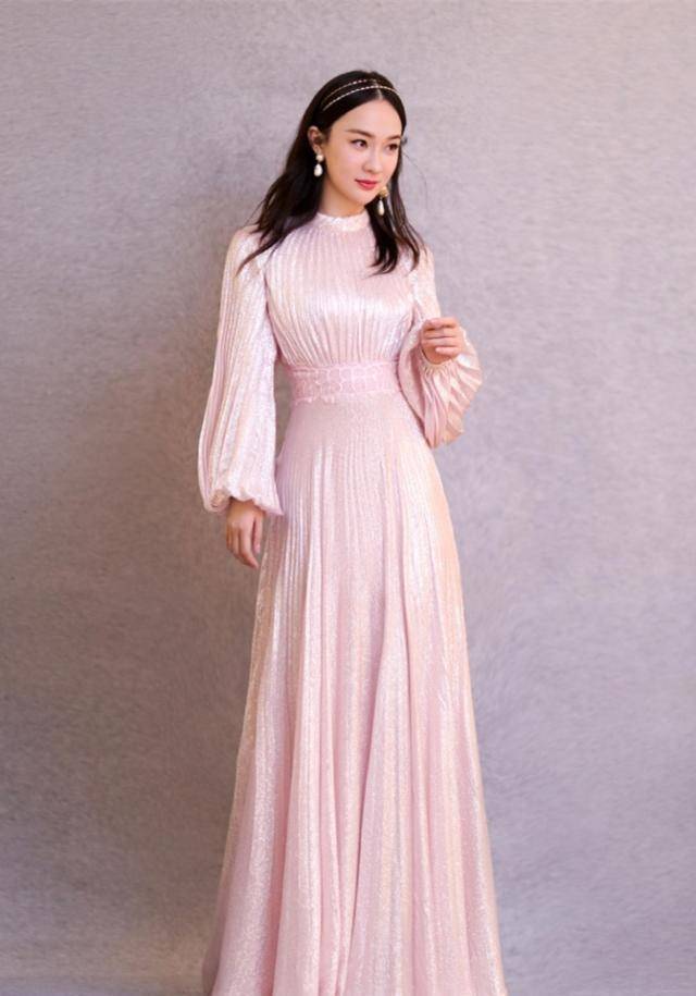 霍思燕快40了依然偏爱粉色,穿粉裙出席活动,减龄10岁不止!