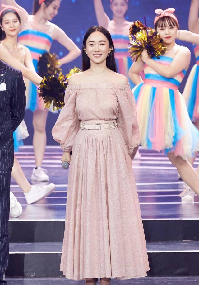 霍思燕快40了依然偏爱粉色,穿粉裙出席活动,减龄10岁不止!