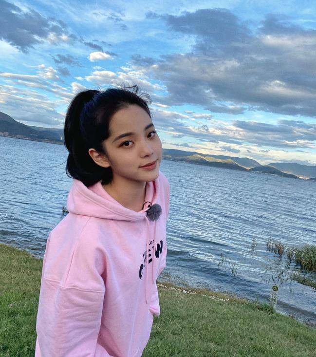 欧阳娜娜angelababy撞衫,相差11岁但少女感一点没输_卫衣_粉色_活力