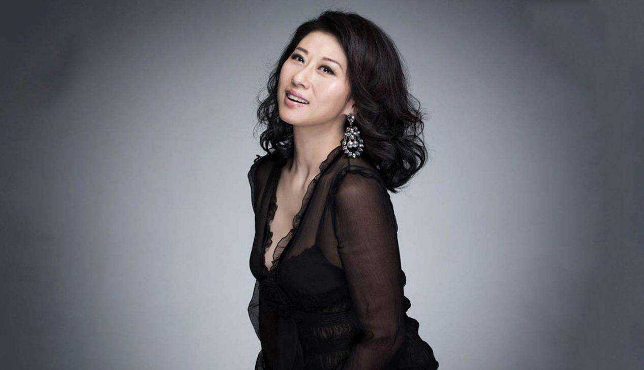 58岁叶倩文和汪明荃同框,皱纹明显气质佳,自然老去的样子真美_林子祥