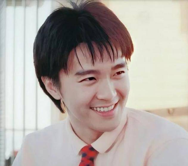 58岁周星驰满头白发:没人懂我的心酸,我还是记忆中的周星星_小时候