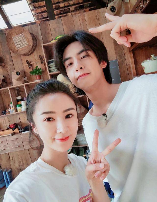 笨蛋帅哥宋威龙花式遛狗,汪苏泷牛棚偷奶,彭昱畅张子枫看傻了!