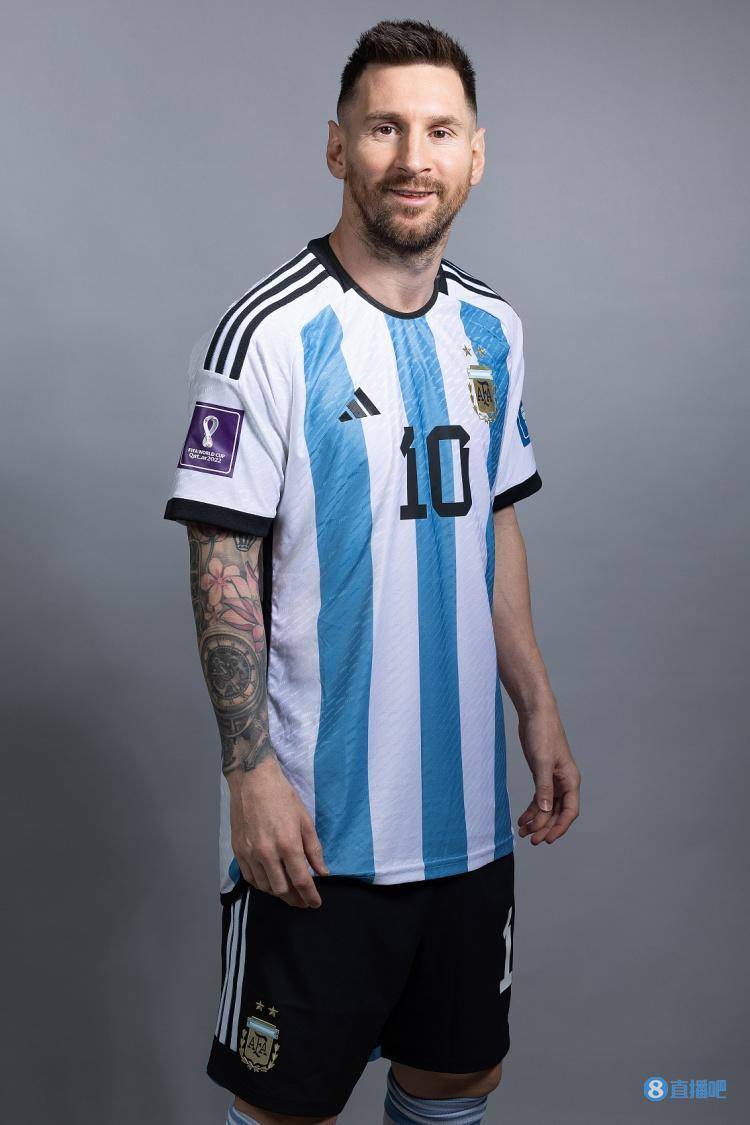 今天阿根廷国家队拍摄了世界杯定妆照,梅西身穿阿根廷球衣出镜